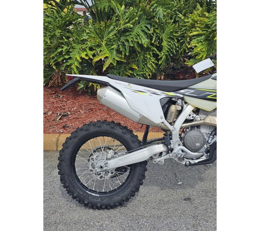 2026 Triumph TF 250-E Jet Black/Pure White 250-E