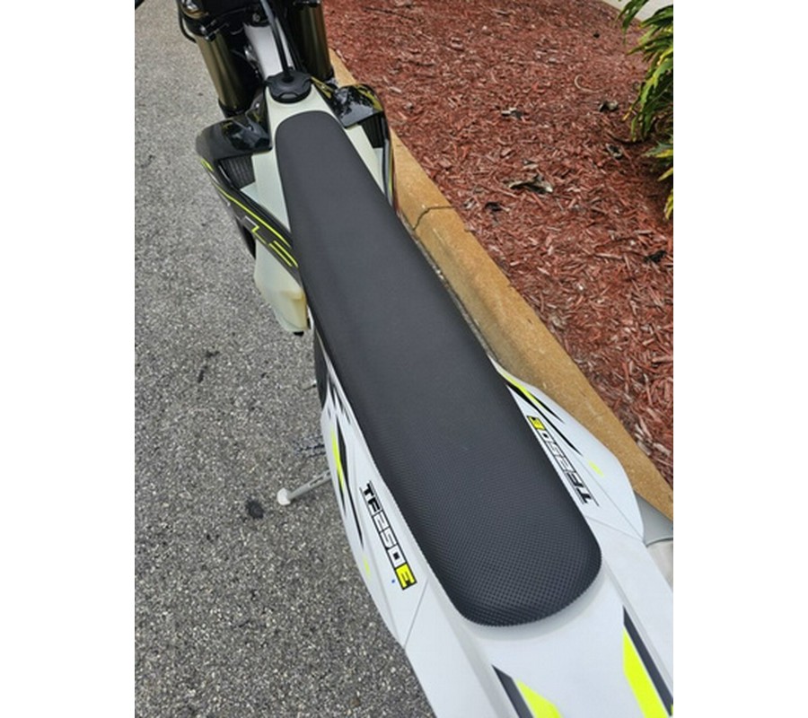 2026 Triumph TF 250-E Jet Black/Pure White 250-E