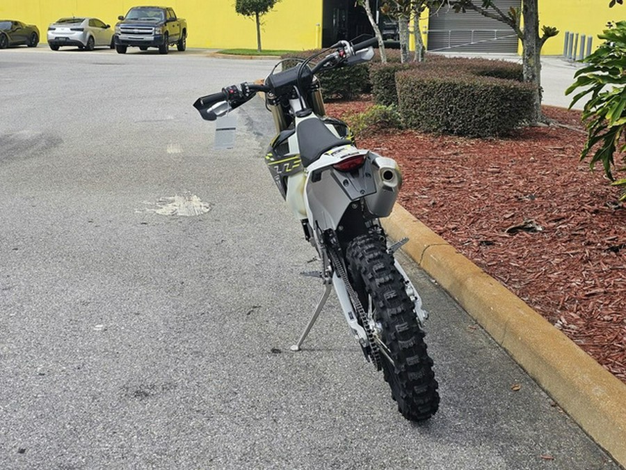 2026 Triumph TF 250-E Jet Black/Pure White 250-E