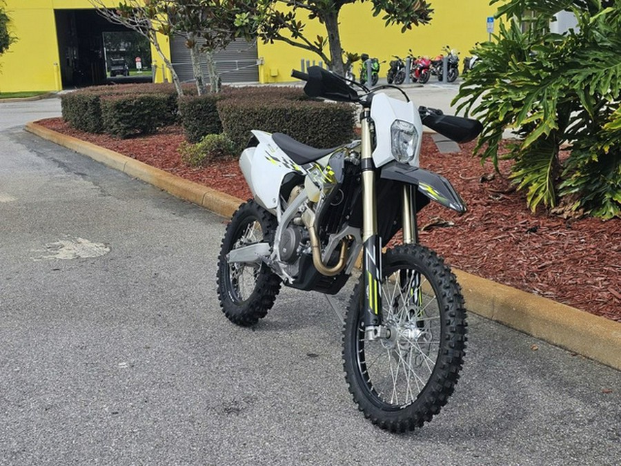 2026 Triumph TF 250-E Jet Black/Pure White 250-E