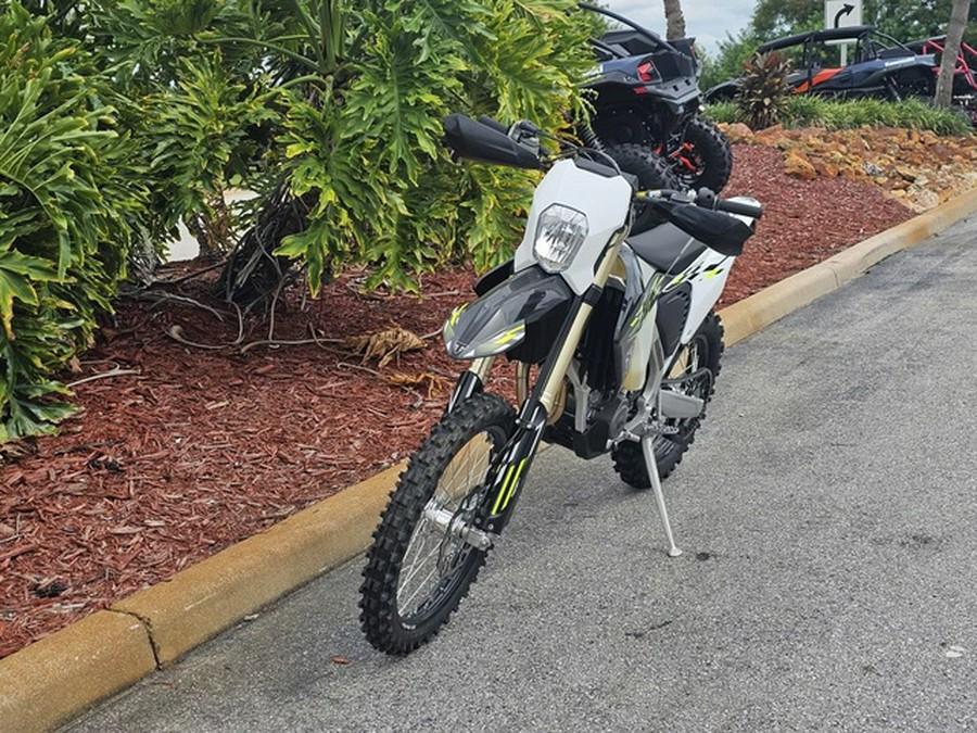 2026 Triumph TF 250-E Jet Black/Pure White 250-E