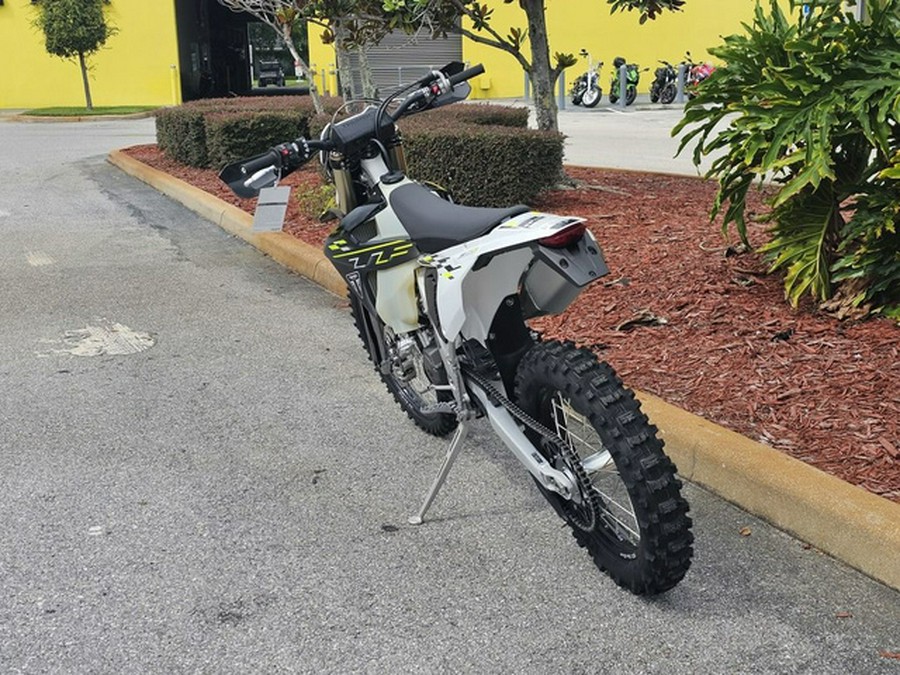 2026 Triumph TF 250-E Jet Black/Pure White 250-E