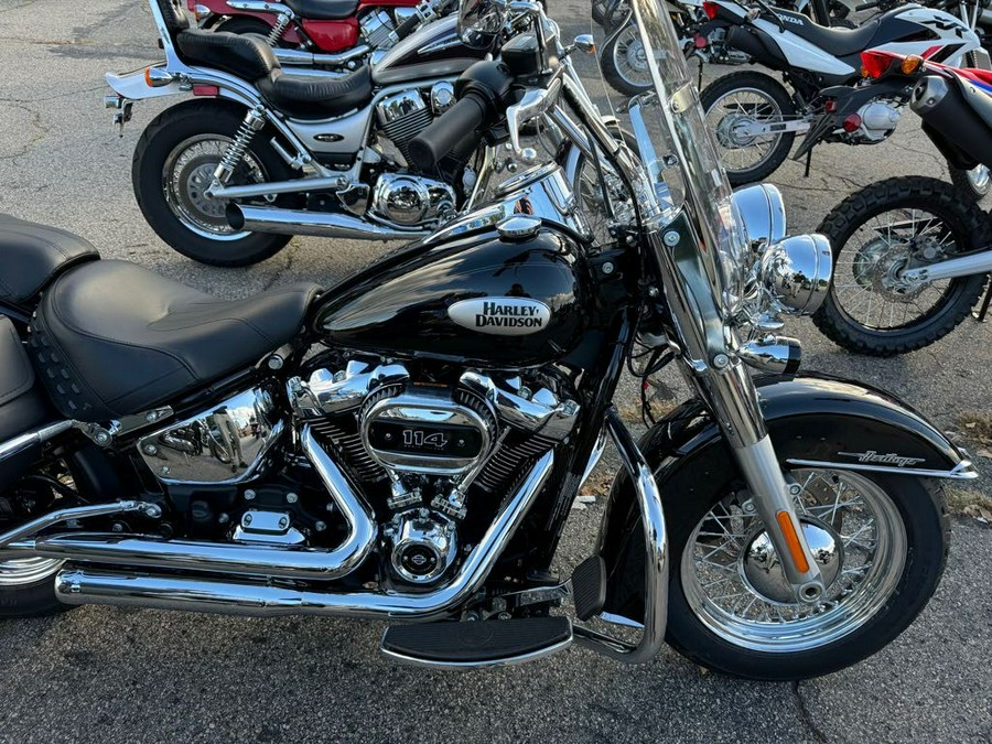 2022 Harley-Davidson® Heritage Classic Vivid Black, Chrome Finish