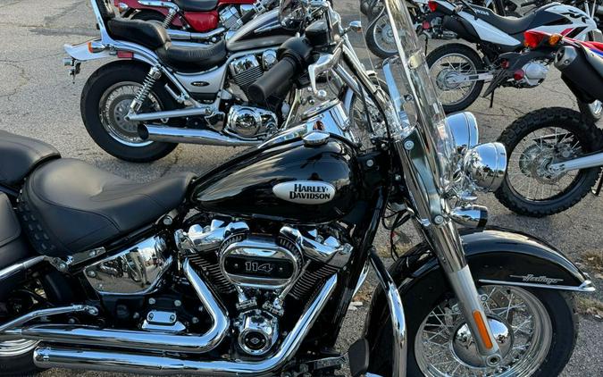 2022 Harley-Davidson® Heritage Classic Vivid Black, Chrome Finish