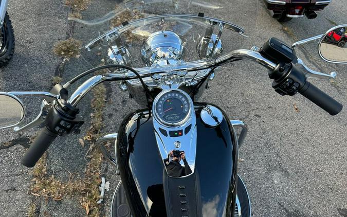 2022 Harley-Davidson® Heritage Classic Vivid Black, Chrome Finish