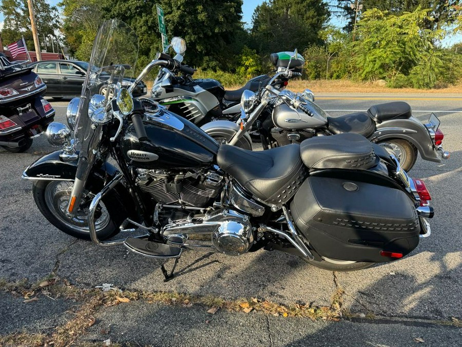 2022 Harley-Davidson® Heritage Classic Vivid Black, Chrome Finish