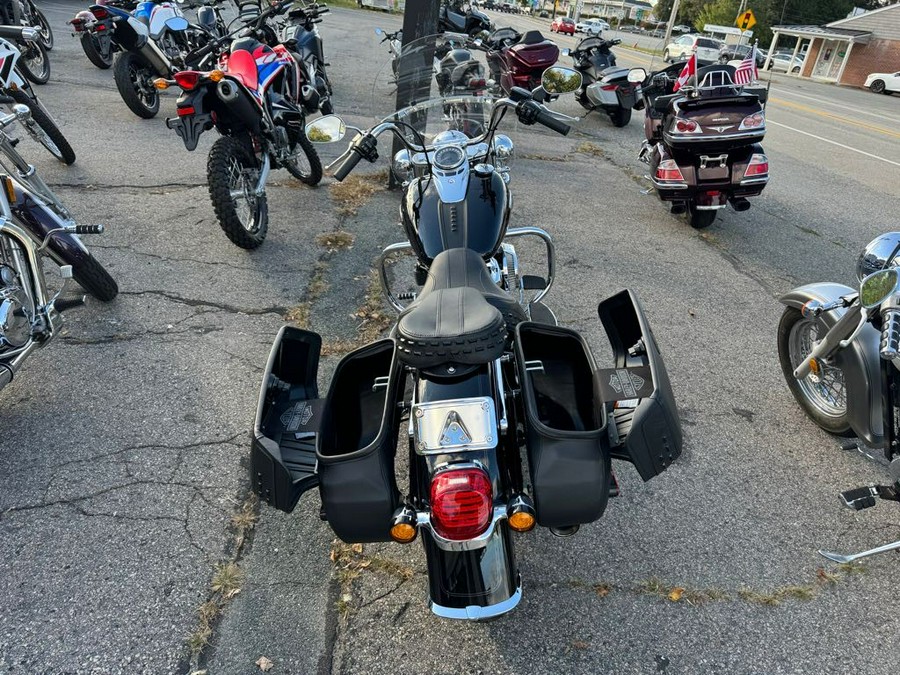 2022 Harley-Davidson® Heritage Classic Vivid Black, Chrome Finish