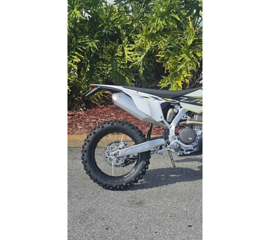 2026 Triumph TF 450-E Jet BlackPure White