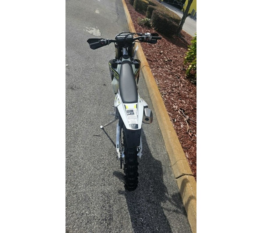 2026 Triumph TF 450-E Jet BlackPure White