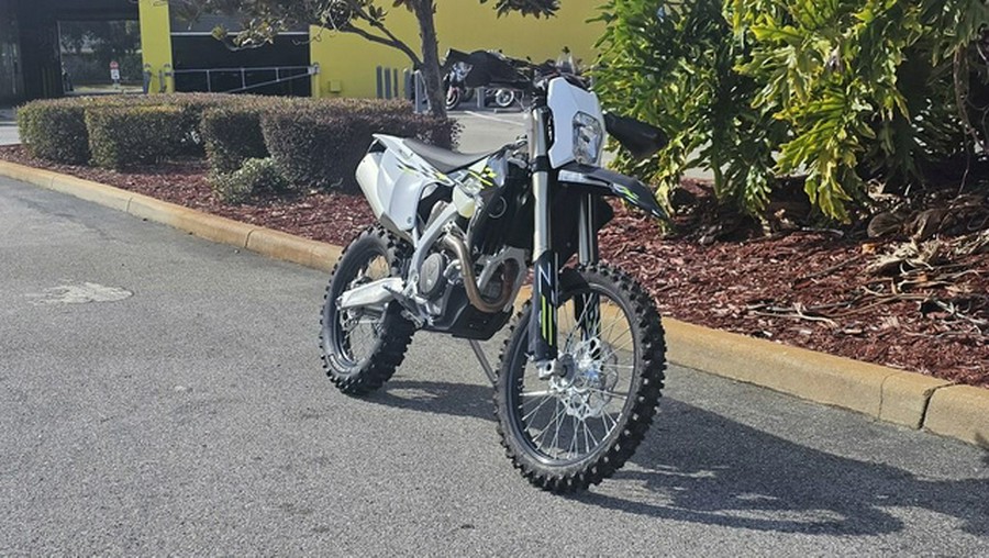 2026 Triumph TF 450-E Jet BlackPure White