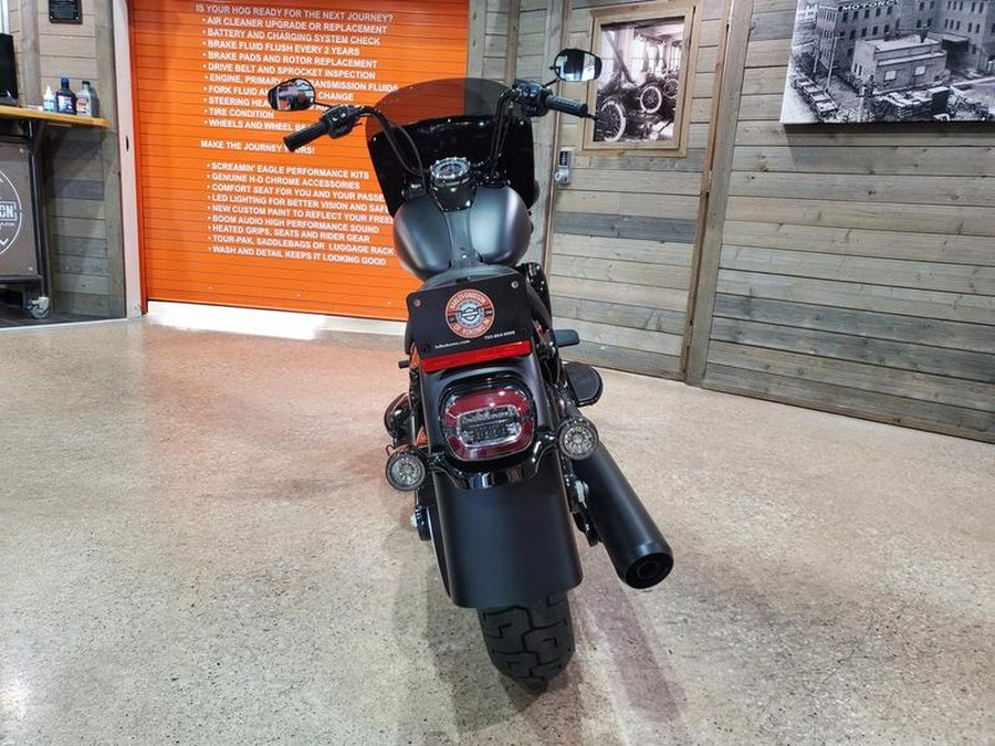 2026 Harley-Davidson® FLHD - Deadwood™