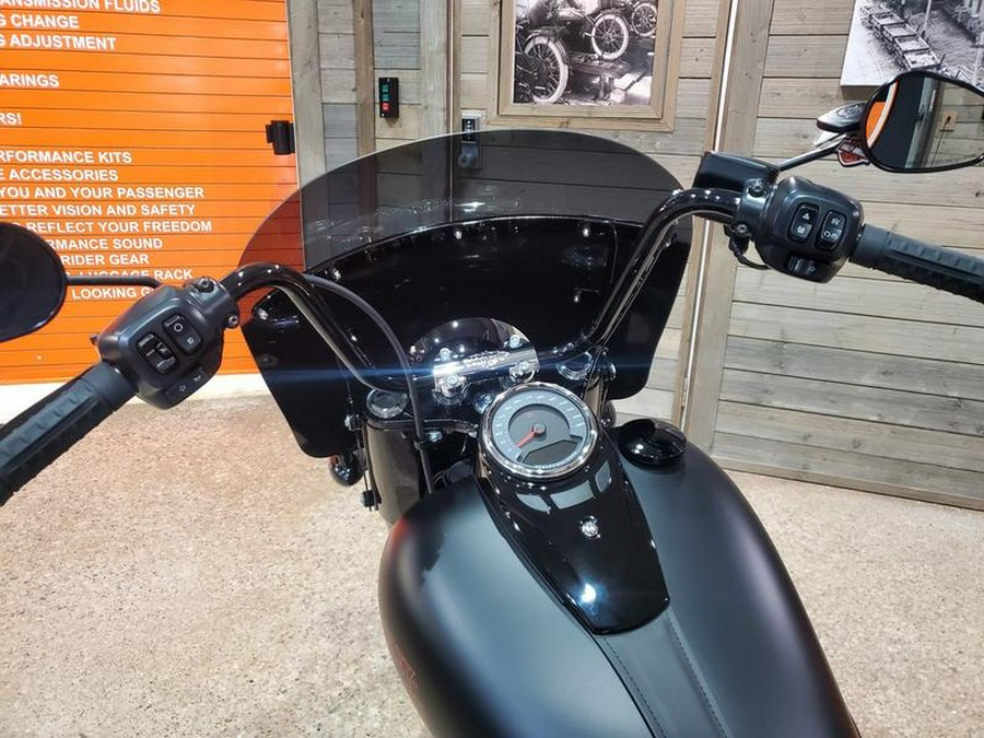 2026 Harley-Davidson® FLHD - Deadwood™