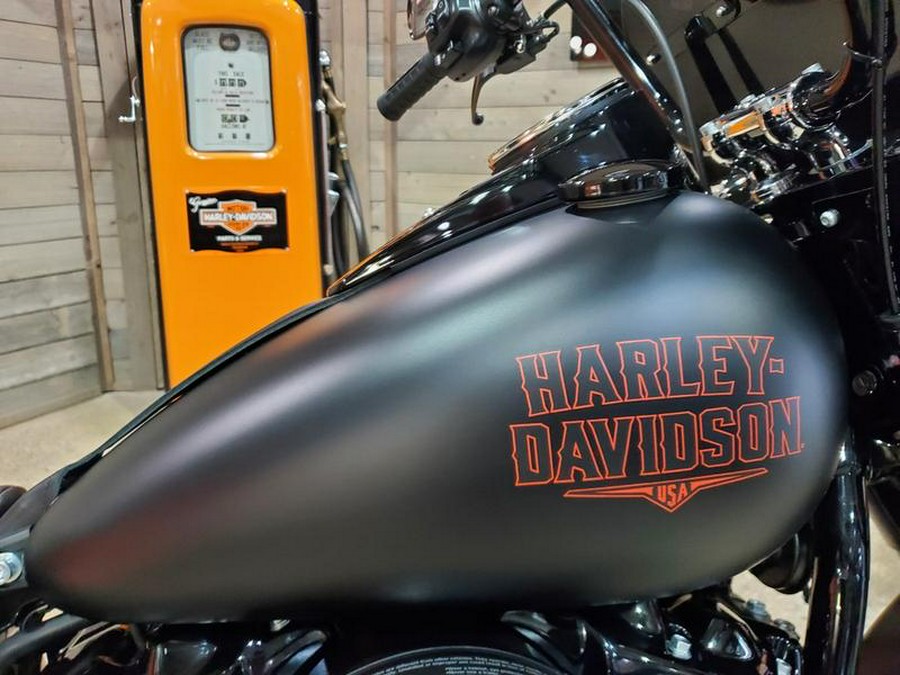 2026 Harley-Davidson® FLHD - Deadwood™