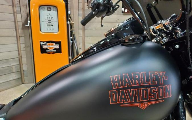 2026 Harley-Davidson® FLHD - Deadwood™