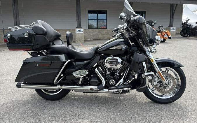 2013 Harley-Davidson® CVO™ Ultra Classic® Electra Glide® Two-Tone Anniversary Diamond Dust/Obsidian