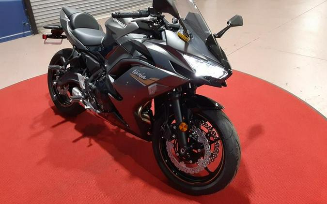 2023 Kawasaki Ninja® 650 Metallic Matte Graphenesteel Gray/Ebony