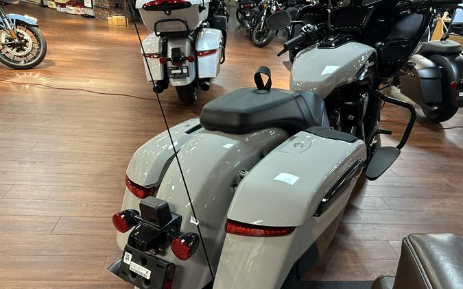 2026 Indian Motorcycle CHALLENGER DH 112, CHALK/BLK MTLLC, 49ST Dark HorseĀ® with PowerBand Audio Package