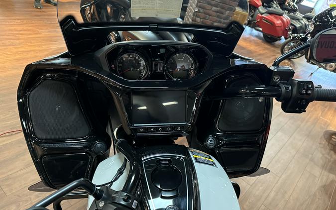 2026 Indian Motorcycle CHALLENGER DH 112, CHALK/BLK MTLLC, 49ST Dark HorseĀ® with PowerBand Audio Package