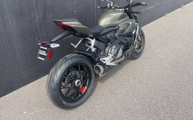 2024 Ducati Streetfighter V2 Storm Green