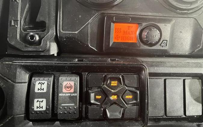 2023 Can-Am® Defender Limited HD10