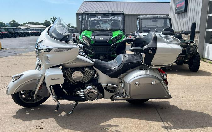 2018 Indian Motorcycle® Roadmaster® ABS Thunder Black