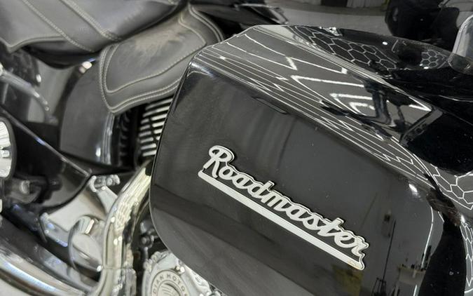 2017 Indian Roadmaster Thunder Black Willow Green Over Ivory Cream