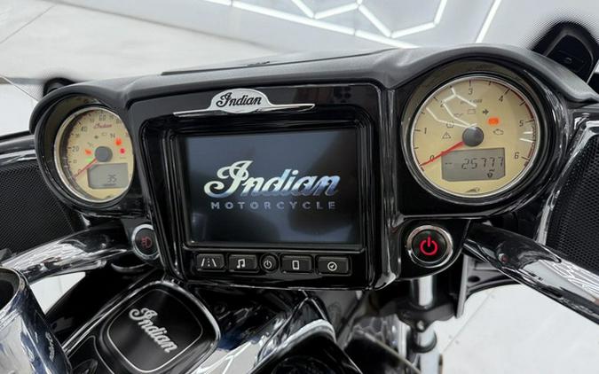 2017 Indian Roadmaster Thunder Black Willow Green Over Ivory Cream