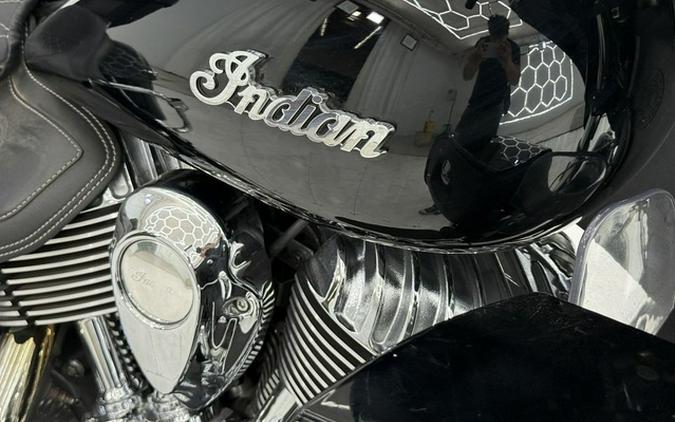 2017 Indian Roadmaster Thunder Black Willow Green Over Ivory Cream