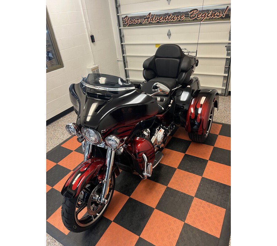 Harley-Davidson CVO™ Tri Glide 2022 FLHTCUTGSE 956090 Dante’s Red Fade