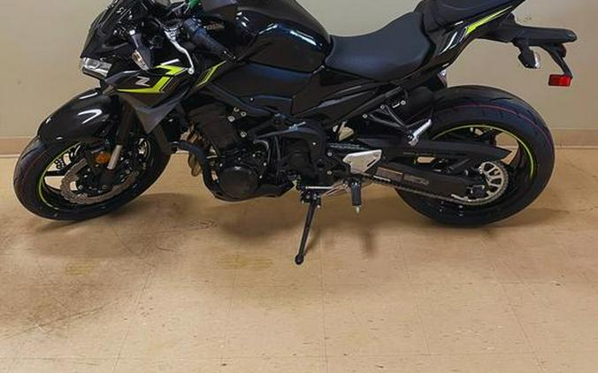 2024 Kawasaki Z900 ABS Metallic Spark Black/Metallic Matte Dark Gray