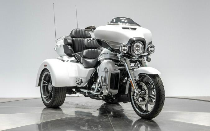 2020 Harley-Davidson FLHTCUTGSE CVO Tri Glide in Blizzard White w/ Lightning Silver and Stormcloud