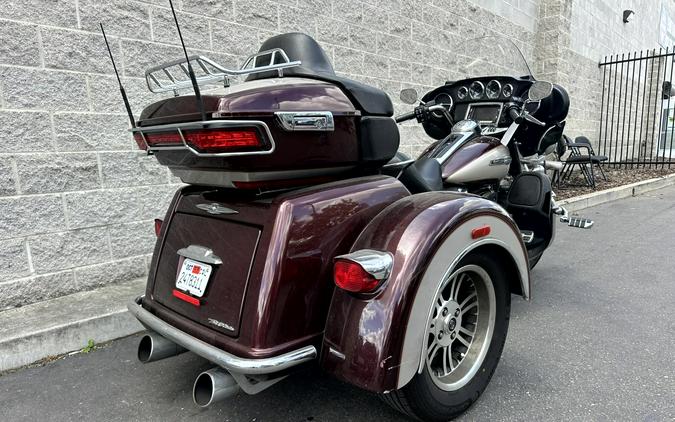 2018 Harley-Davidson® Tri Glide® Ultra TWTDCHRY/SLVFRN W/PINSTRIPE