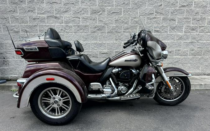 2018 Harley-Davidson® Tri Glide® Ultra TWTDCHRY/SLVFRN W/PINSTRIPE