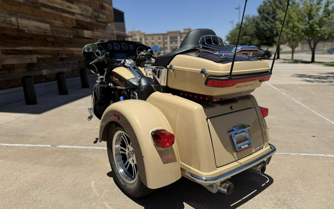 2014 Harley-Davidson® Tri Glide® Ultra Sand Pearl/Canyon Brown Pearl