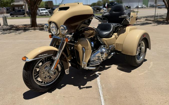 2014 Harley-Davidson® Tri Glide® Ultra Sand Pearl/Canyon Brown Pearl
