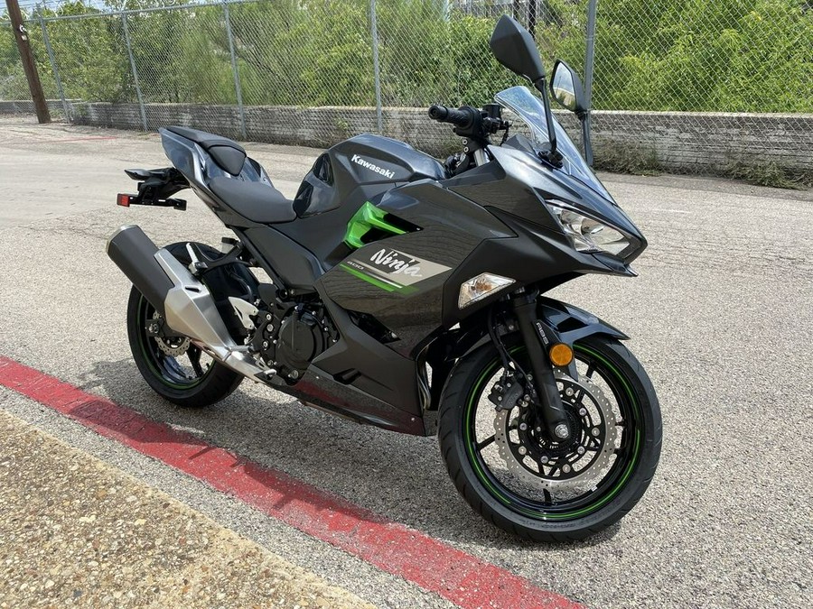 2023 Kawasaki Ninja® 400 Matrix Camo Gray/Metallic Matte Carbon Gray