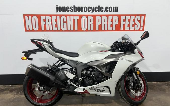 2024 Kawasaki Ninja® ZX™-6R Pearl Robotic White/Metallic Graphite Gray