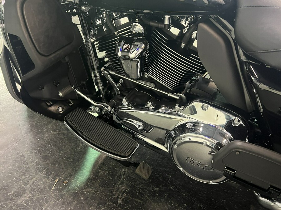 2024 Harley-Davidson Tri Glide Ultra Vivid Black FLHTCUTG