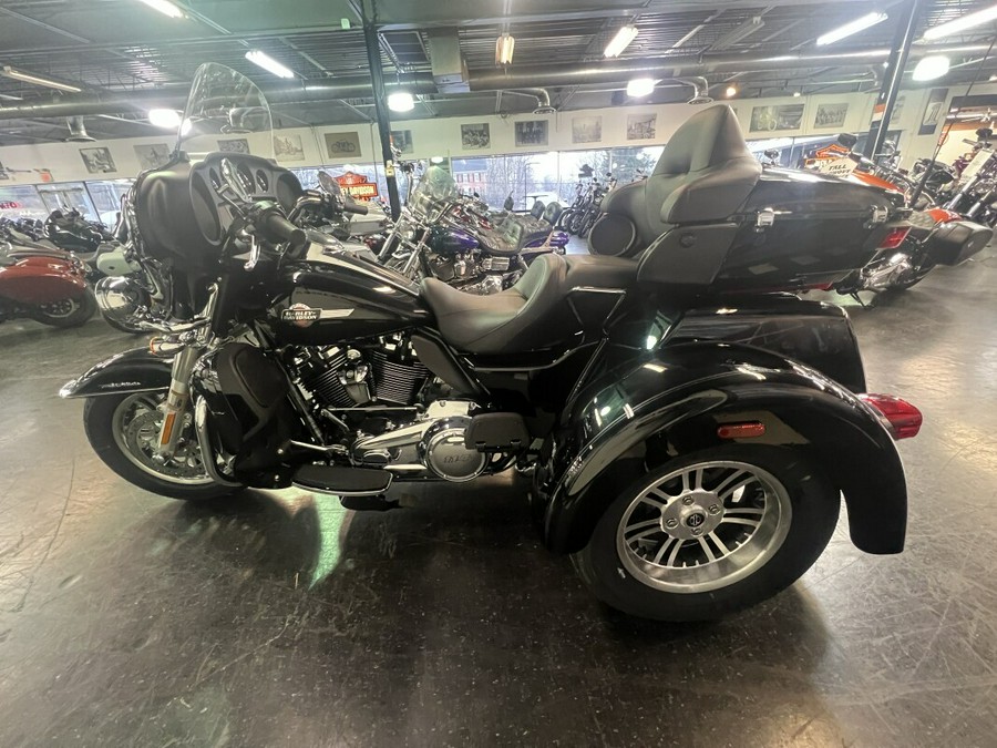 2024 Harley-Davidson Tri Glide Ultra Vivid Black FLHTCUTG