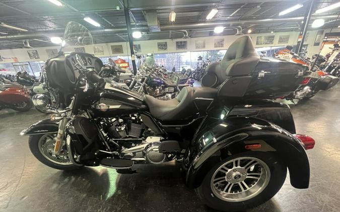 2024 Harley-Davidson Tri Glide Ultra Vivid Black FLHTCUTG