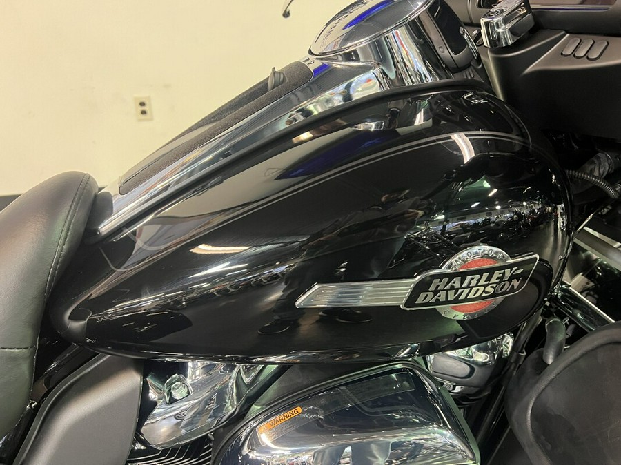 2024 Harley-Davidson Tri Glide Ultra Vivid Black FLHTCUTG