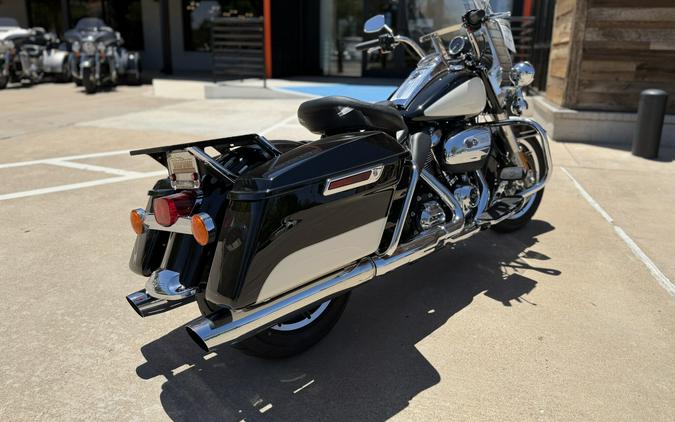 2022 Police Road King Vivid Black / Birch White / Silver pinstripe