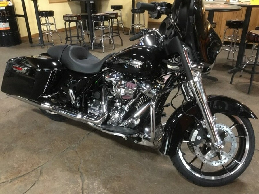 2023 Harley-Davidson® Street Glide® BLACK/CHROME