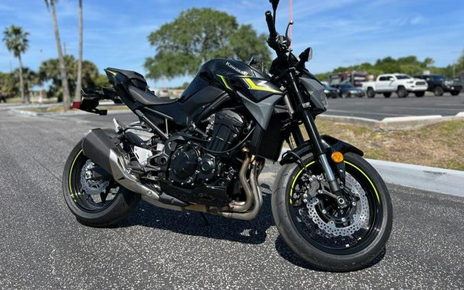 2024 Kawasaki Z900 ABS Metallic Spark Black/Metallic Matte Dark