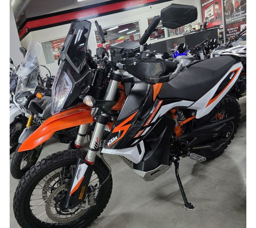 2022 KTM Adventure 890 R