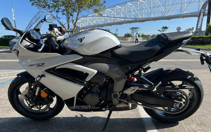 2025 Triumph Daytona 660 White/Black