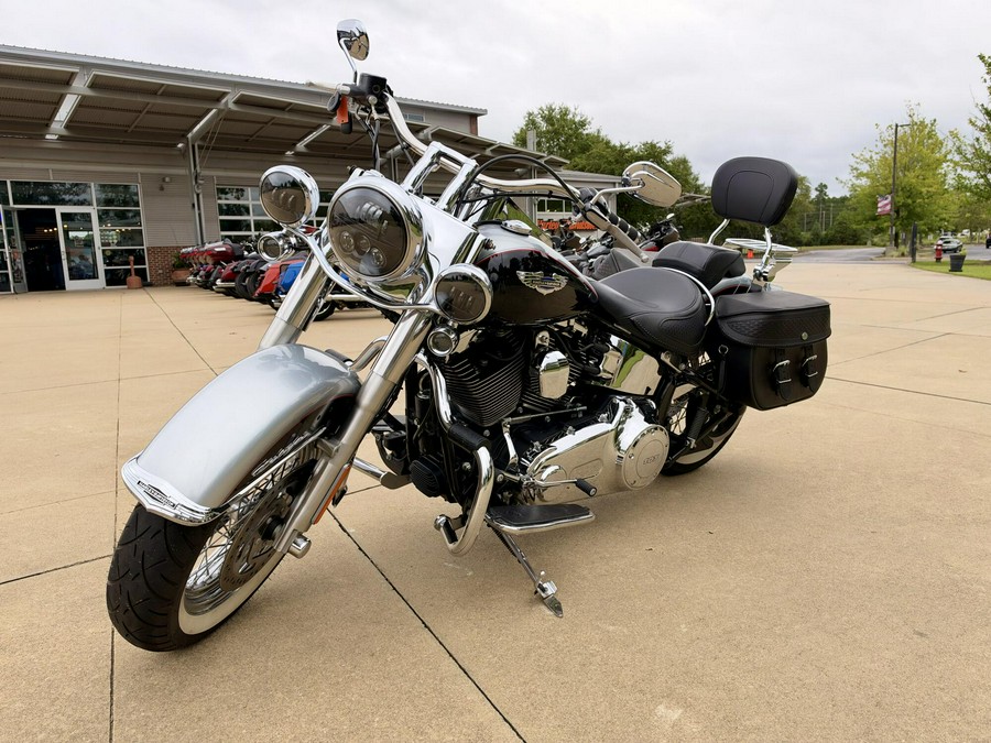 2015 Harley-Davidson Softail Deluxe Two-Tone Brilliant Silver Pearl/Vivid Black