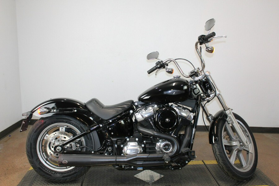 Harley-Davidson® Softail Standard® 2022 FXST 064677A BLACK