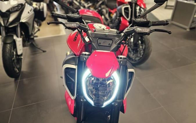 2024 Ducati Diavel V4 Red