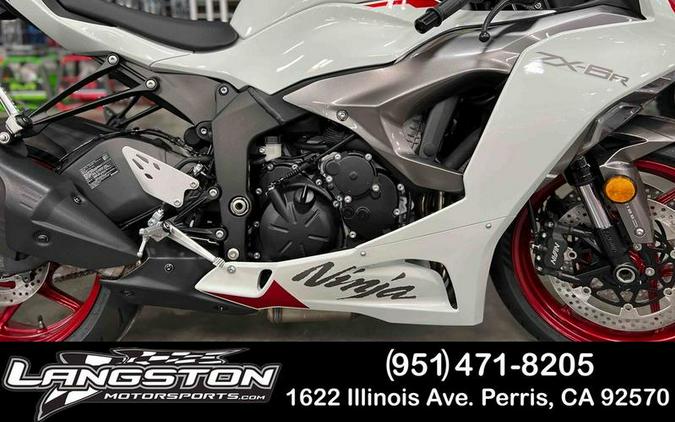 2024 Kawasaki Ninja® ZX™-6R ABS Pearl Robotic White/Metallic Graphite Gray